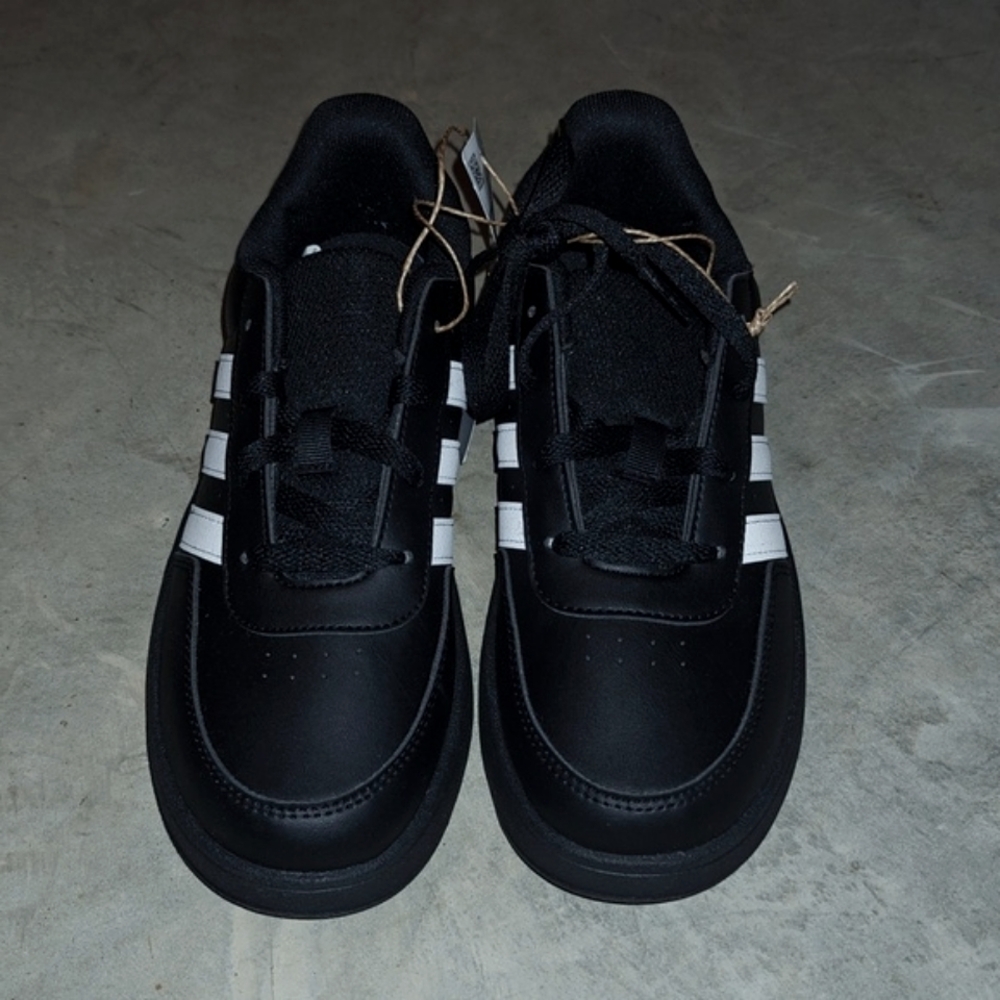 NWT Adidas Breaknet 2.0 kids Tennis shoes size 4 in black/white Unisex